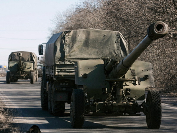 Phe ly khai tại Ukraine tuyên bố hoàn tất rút vũ khí hạng nặng ảnh 1