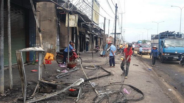 Vụ cháy xe bồn ở Bình Phước: Người dân đã trở về dọn dẹp nhà cửa ảnh 1