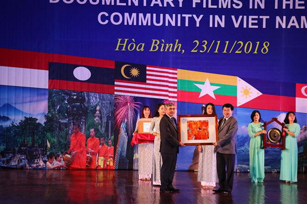 Triển lãm Ảnh và Phim Phóng sự-tài liệu trong cộng đồng ASEAN ảnh 2