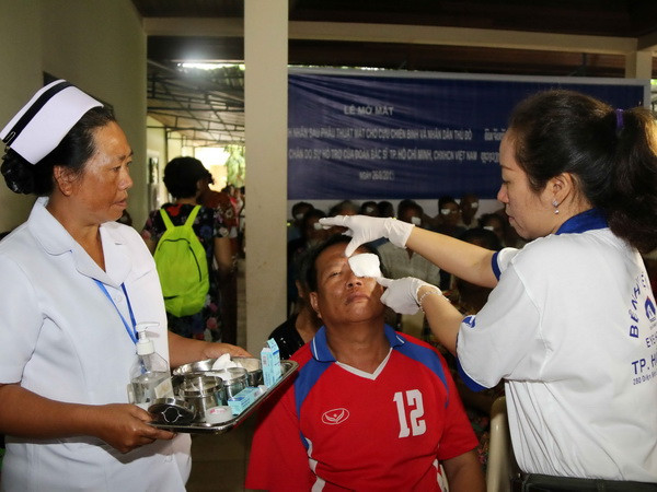 Việt Nam giúp đem lại ánh sáng cho các bệnh nhân nghèo tại Lào ảnh 1