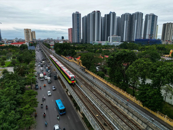 Tàu điện Metro Nhổn-ga Hà Nội chạy qua phố Hồ Tùng Mậu. (Ảnh: Tuấn Anh/TTXVN) Tính khả dụng của tuyến đường sắt đô thị Nhổn-ga Hà Nội đạt 99,65% ảnh 1