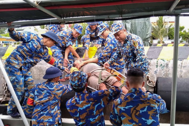 Khánh Hòa: Bệnh xá đảo Sinh Tồn cứu sống ngư dân bị đột quỵ ảnh 1