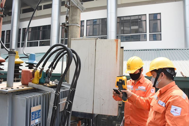 Nhân viên EVNHANOI kiểm tra tình trạng vận hành thiết bị điện. (Ảnh: evnhanoi) EVN kiến nghị áp cơ chế thị trường cho giá điện như giá xăng dầu ảnh 1