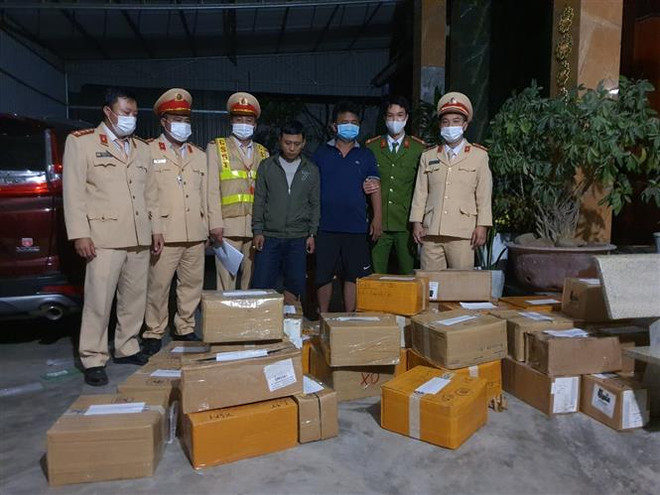 Thanh Hóa: Điều tra vụ vận chuyển gần 3.000 iPhone không có hóa đơn ảnh 1