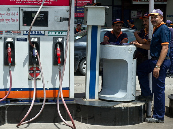 Giá dầu thế giới đảo chiều tăng do dự trữ dầu mỏ của Mỹ giảm ảnh 1