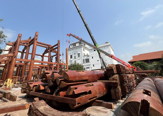 Quảng Ngãi tháo dỡ tòa nhà gỗ lớn xây dựng trái phép trên đất lúa ảnh 1