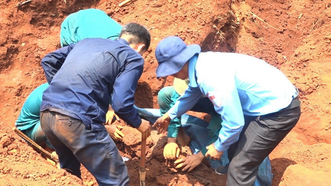 Lực lượng chức năng thị xã và Đội K72 tìm thấy phần mộ hài cốt liệt sĩ tại xã Thanh Phú, thị xã Bình Long. (Nguồn: báo Bình Phước) Bình Phước: Phát hiện, cất bốc 20 hài cốt liệt sỹ ở thị xã Bình Long ảnh 1