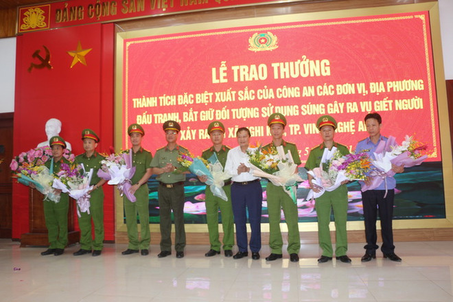 Nghệ An trao thưởng cho các đơn vị bắt kẻ nổ súng bắn chết 2 người ảnh 1