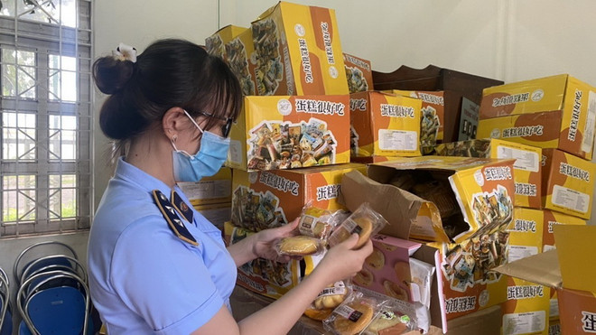 Lực lượng quản lý thị trường tỉnh Gia Lai kiểm tra lô hàng bánh trung thu không rõ nguồn gốc, xuất xứ. (Ảnh: TTXVN phát) Gia Lai: Phát hiện 6.000 chiếc bánh Trung thu không rõ nguồn gốc ảnh 1
