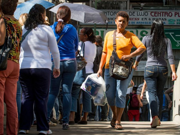 Venezuela sẽ tiến hành điều chỉnh lương tối thiểu từ tháng Hai ảnh 1