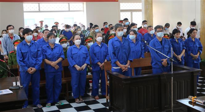 Các bị cáo tại phiên tòa ngày 24/5. (Ảnh: Công Mạo/TTXVN) Đường dây đánh bạc gần 1.000 tỷ: Các bị cáo nhận án hơn 208 năm tù ảnh 1