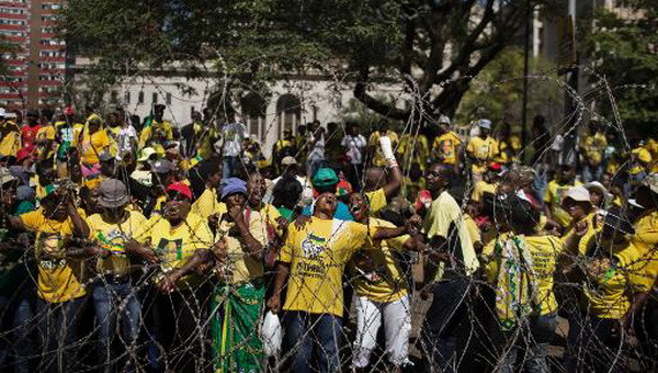 Chiến dịch tranh cử tại Nam Phi leo thang thành bạo lực ảnh 1