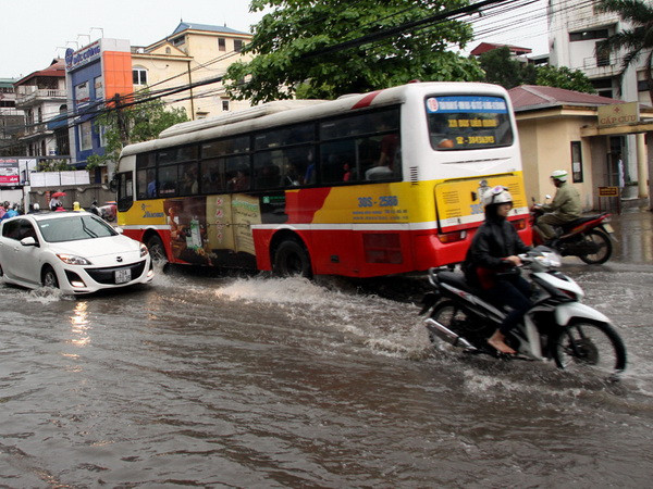 Mưa to tại thủ đô Hà Nội gây nhiều điểm úng ngập cục bộ ảnh 1