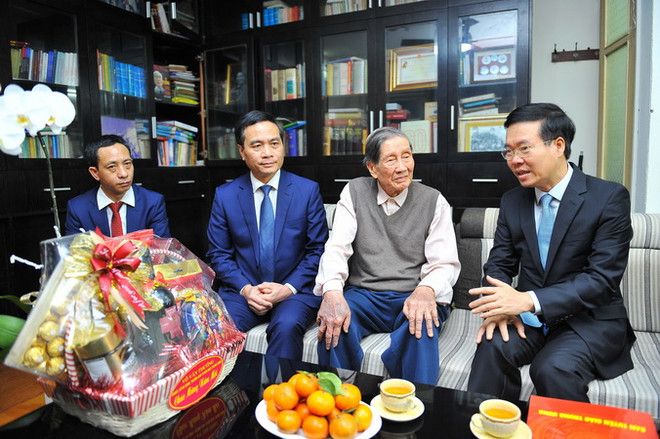 Trưởng Ban Tuyên giáo Trung ương Võ Văn Thưởng thăm hỏi, chúc Tết nhạc sỹ Phạm Tuyên. (Ảnh: Minh Đức/TTXVN) Ông Võ Văn Thưởng chúc Tết các văn nghệ sỹ, nhà khoa học tiêu biểu ảnh 1