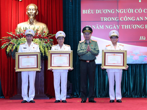 Biểu dương người có công tiêu biểu trong Công an nhân dân ảnh 2