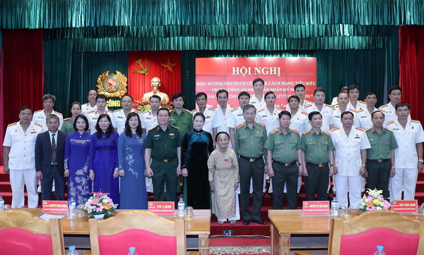 Biểu dương người có công tiêu biểu trong Công an nhân dân ảnh 1