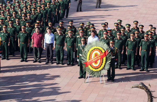 Bộ trưởng Ngô Xuân Lịch dâng hương, tri ân các anh hùng liệt sỹ ảnh 1