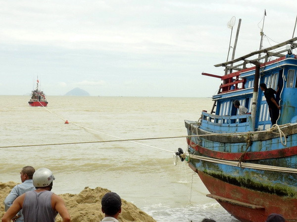 Phú Yên: Ba tàu cá mắc cạn, một ngư dân rơi xuống biển mất tích ảnh 1