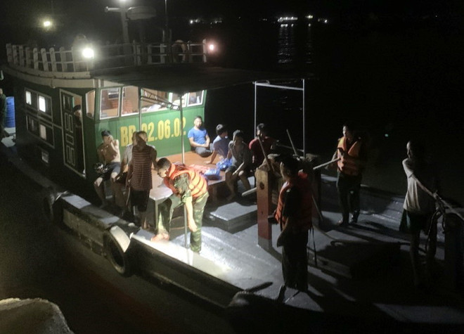 Đồn Biên phòng Cát Bà cứu nạn 7 ngư dân lênh đênh trên biển ảnh 1