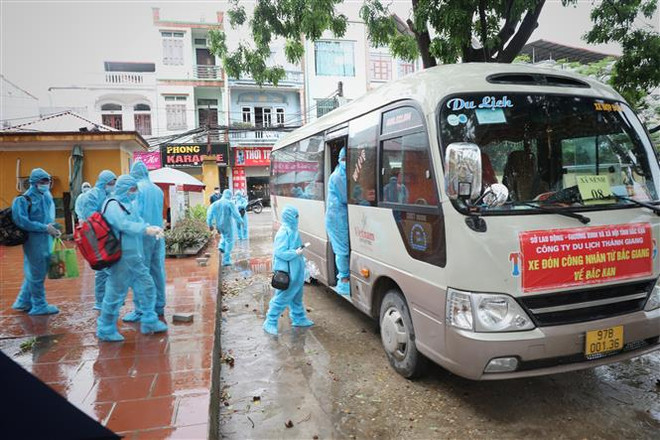 Tỉnh Bắc Kạn đón gần 300 công nhân trở về từ Bắc Giang sáng 13/6. (Ảnh: Danh Lam/TTXVN) Bắc Kạn: Phát hiện thêm 1 ca mắc là công nhân trở về từ Bắc Giang ảnh 1
