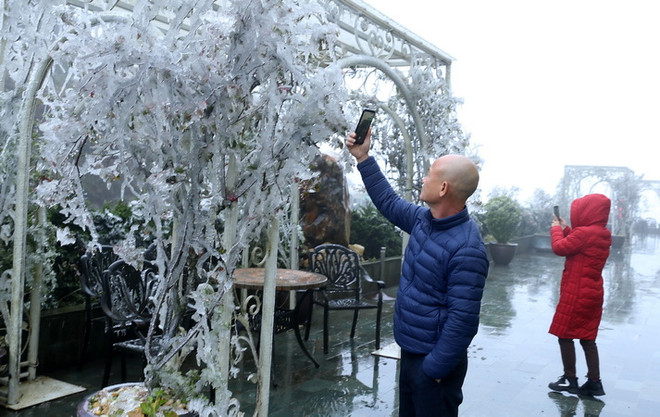 Đông đảo khách du lịch lên đỉnh đèo Ô Quý Hồ ngắm băng tuyết ảnh 1
