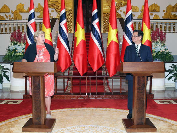 Thủ tướng Nguyễn Tấn Dũng và Thủ tướng Na Uy Erna Solberg gặp gỡ báo chí sau khi kết thúc hội đàm. (Ảnh: Đức Tám/TTXVN) Toàn văn Thông cáo chung giữa hai nước Việt Nam-Na Uy ảnh 1