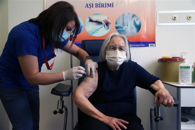 Tiêm vắcxin ngừa COVID-19 cho người dân tại Ankara, Thổ Nhĩ Kỳ. (Ảnh: THX/TTXVN) EU có thể thiệt hại gần 110 tỷ USD do chậm tiến độ tiêm vắcxin ảnh 1