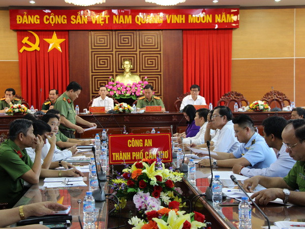 Kiểm soát hành vi sử dụng đèn chiếu tia laze uy hiếp an toàn bay ảnh 1