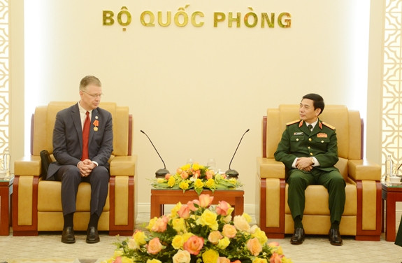 Thượng tướng Phan Văn Giang trao đổi với Đại sứ Kritenbrink. (Nguồn: qdnd) Bộ trưởng Bộ Quốc phòng Phan Văn Giang tiếp Đại sứ Hoa Kỳ ảnh 1