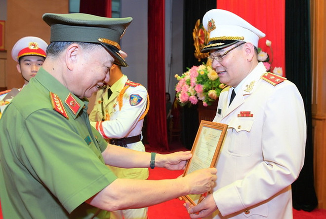 Thăng cấp bậc hàm Trung tướng với Người phát ngôn Bộ Công an Tô Ân Xô ảnh 1