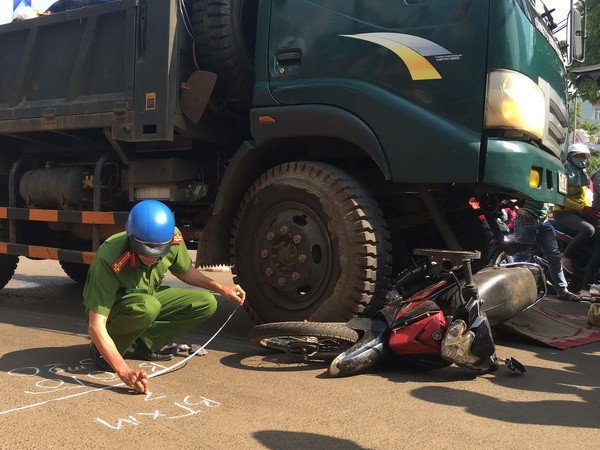 Phú Yên: Va chạm giữa xe tải và xe môtô, hai người thương vong ảnh 1
