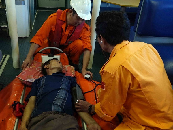 Kịp thời đưa thuyền viên bị bệnh trên biển về đất liền điều trị ảnh 1