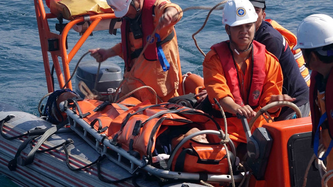 Kịp thời đưa thuyền viên bị bệnh trên biển về đất liền điều trị ảnh 2