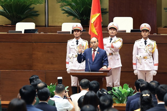 Chủ tịch nước Nguyễn Xuân Phúc tuyên thệ nhậm chức trước Quốc hội, đồng bào và cử tri cả nước. (Ảnh: Dương Giang/TTXVN) Thông cáo báo chí số 07, Kỳ họp thứ nhất, Quốc hội khóa XV ảnh 1