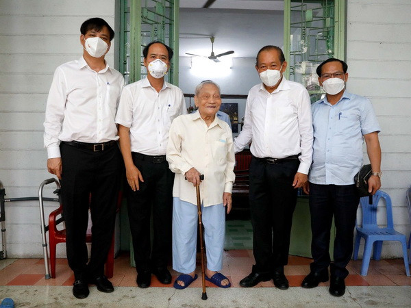 Phó Thủ tướng Thường trực Chính phủ Trương Hòa Bình thăm thương binh Nguyễn Thọ Chân, nguyên Bộ trưởng Bộ Lao động Việt Nam. (Ảnh: TTXVN) PTT Trương Hòa Bình thăm, tặng quà gia đình chính sách, người có công ảnh 1