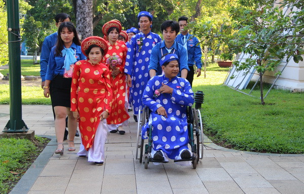 Ấm áp lễ cưới tập thể 100 đôi thanh niên công nhân khó khăn ảnh 2