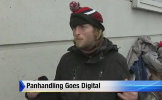 Anh chàng "ăn mày cao cấp", có trang web và chấp nhận quẹt thẻ ảnh 1