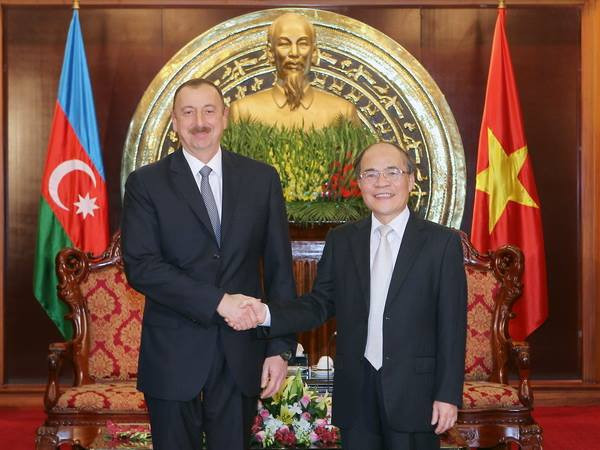 Chủ tịch Quốc hội Nguyễn Sinh Hùng hội kiến Tổng thống Cộng hòa Azerbaijan Ilham Aliyev. (Ảnh: Nhan Sáng/TTXVN) Chủ tịch Quốc hội Nguyễn Sinh Hùng tiếp Tổng thống Azerbaijan ảnh 1