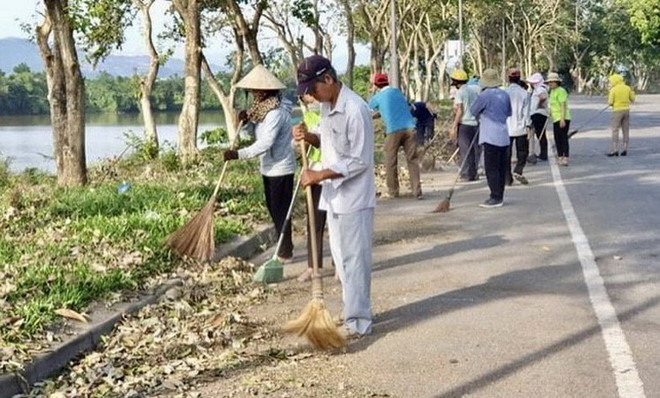 Ngày Chủ Nhật xanh, chung tay làm đẹp thành phố Huế sau cơn bão số 5 ảnh 1