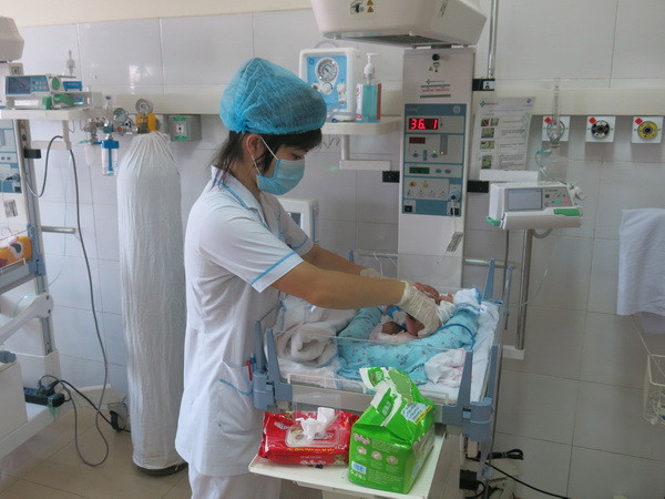 Khẩn trương xác minh trẻ sơ sinh nguy kịch do cắt rốn bằng dao lam ảnh 1