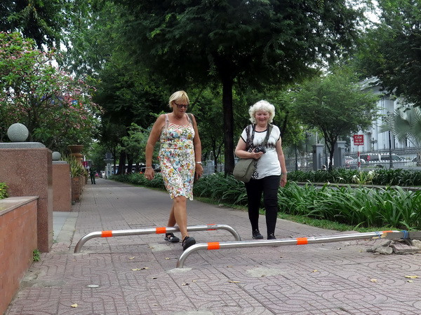 Lắp barie ngăn xe máy đi trên vỉa hè ở TPHCM gây tranh cãi ảnh 1