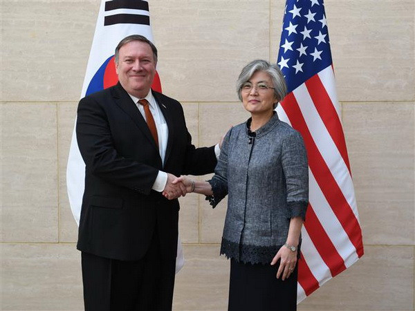 Ngoại trưởng Mỹ Mike Pompeo (trái) và Ngoại trưởng Hàn Quốc Kang Kyung-wha trong cuộc gặp tại New York ngày 20/7. (Nguồn: AFP/TTXVN) Mỹ-Hàn cam kết phối hợp chặt chẽ trong vấn đề Triều Tiên ảnh 1