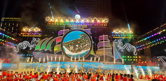 Một tiết mục ca múa nhạc trong buổi lễ Khai mạc Năm du lịch Quốc gia, Festival Biển Nha Trang-Khánh Hòa năm 2019 lần thứ 9. (Ảnh: Phan Sáu/TTXVN) Sắp diễn ra Lễ bế mạc chương trình Năm Du lịch Quốc gia 2019 ảnh 1