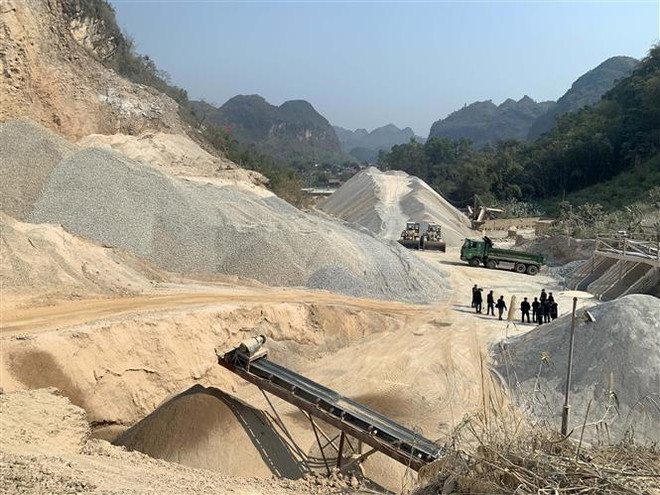 Sơn La: Khói bụi dầy đặc bao phủ khu dân cư sau nổ mìn khai thác đá ảnh 1