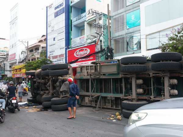 TP.HCM: Lật xe container gây ùn tắc nghiêm trọng nhiều giờ liền ảnh 1