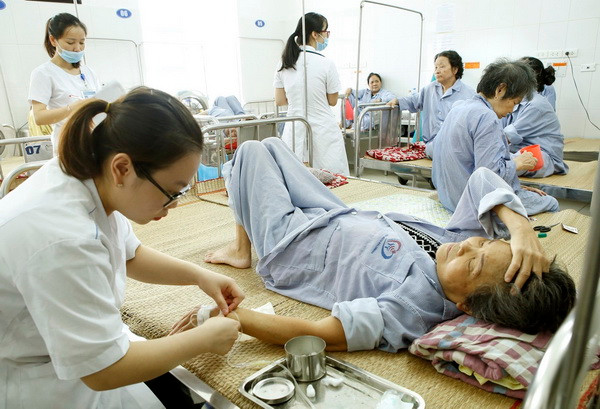 Giá dịch vụ y tế giảm, người dân có thực sự được hưởng lợi ảnh 1