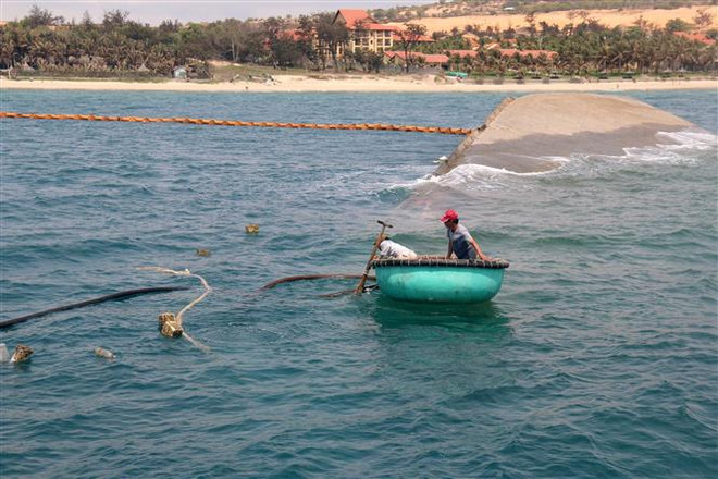 Hoàn tất việc bơm hút dầu từ tàu Bạch Đằng chìm ở vùng biển Mũi Né ảnh 1