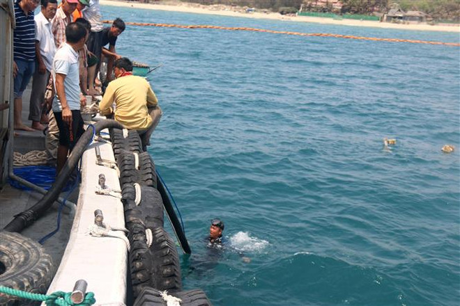 Hoàn tất việc bơm hút dầu từ tàu Bạch Đằng chìm ở vùng biển Mũi Né ảnh 2