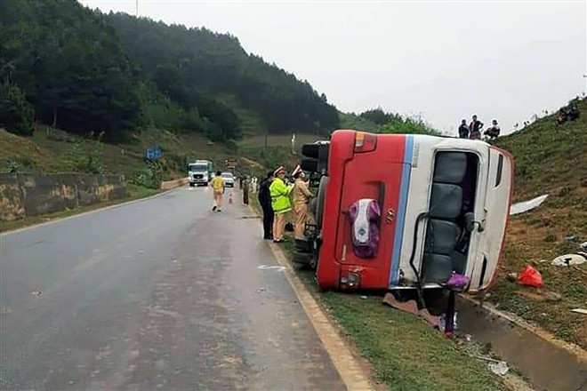 Sơn La: Lật xe du lịch trên Quốc lộ 6, một người tử vong ảnh 1