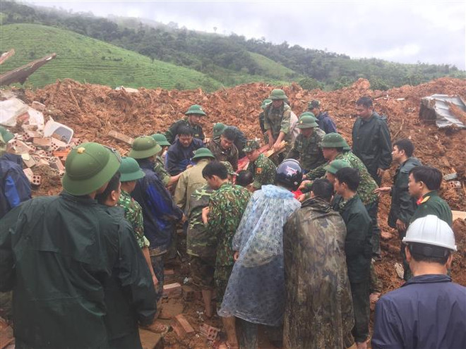 Các lực lượng đưa thi thể người bị nạn ra bên ngoài.(Ảnh: TTXVN phát) Vụ sạt lở nghiêm trọng ở Quảng Trị: Đã tiếp cận được hiện trường ảnh 1